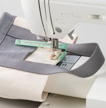 Clover 7709 Sliding Stitch Guide Foot